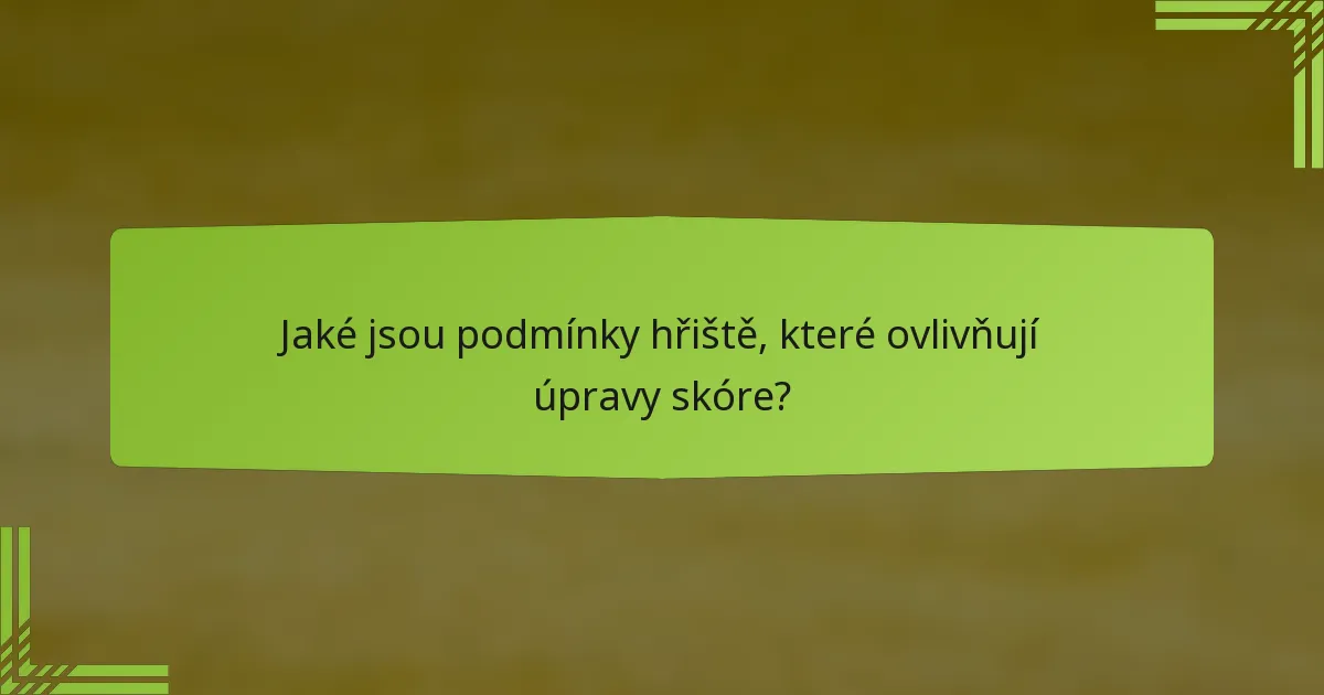 Jaké jsou podmínky hřiště, které ovlivňují úpravy skóre?